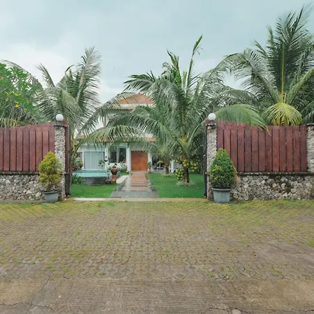 Villa Syariah Prambanan Private Swimming Pool by Simply Homy-3